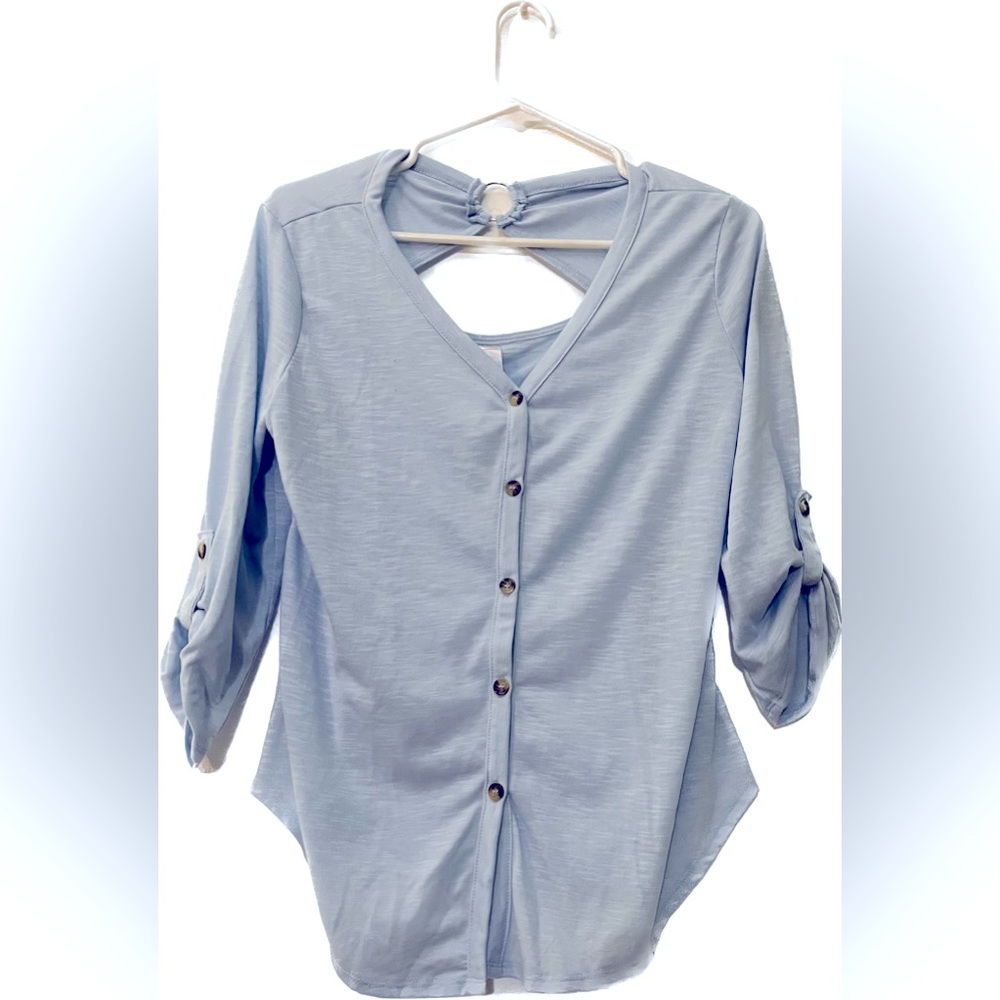 Mid sleeve light blue shirt